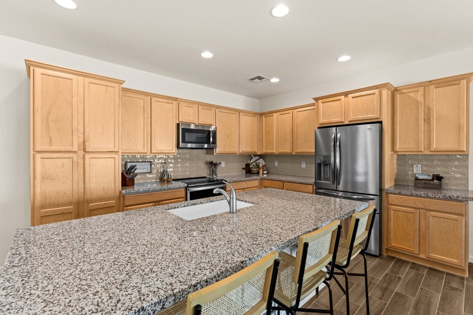 10-web-or-mls-2023-04-04 00.40.15-1 4330 CUTTER LANE