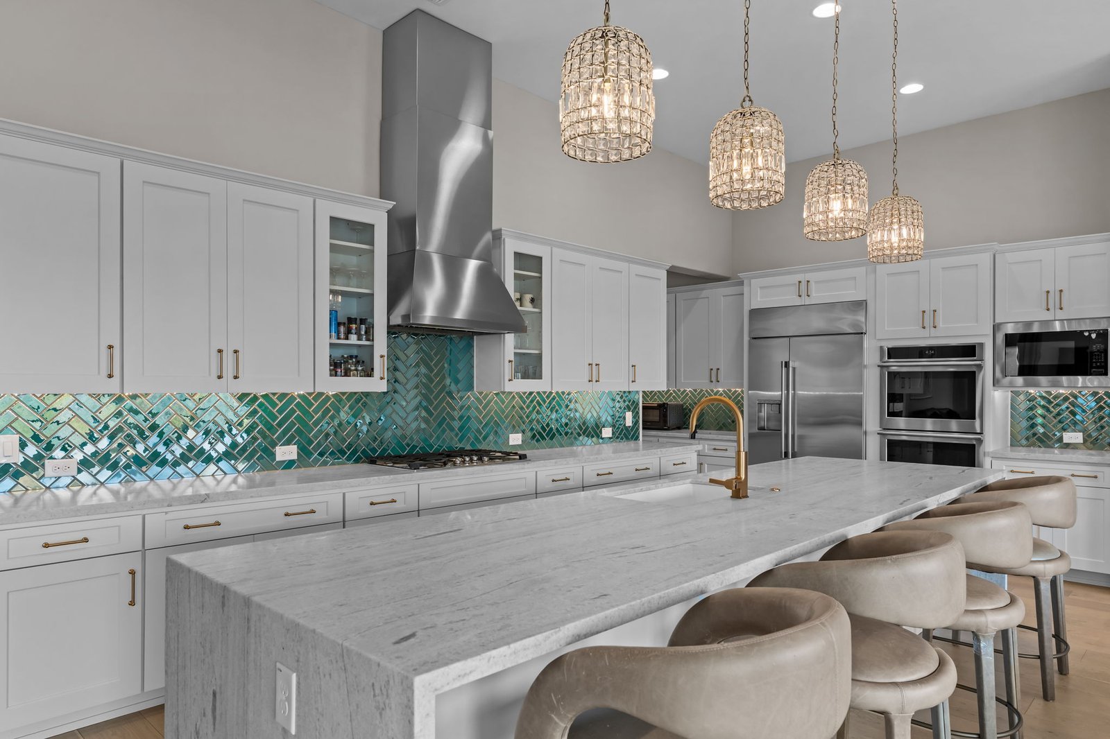 18-web-or-mls-DSC05807 3300 MAVERICK DRIVE