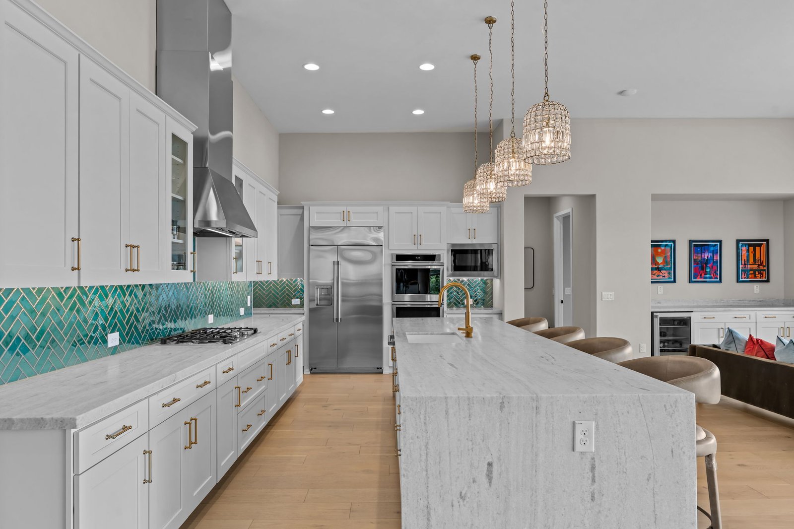 19-web-or-mls-DSC05812 3300 MAVERICK DRIVE