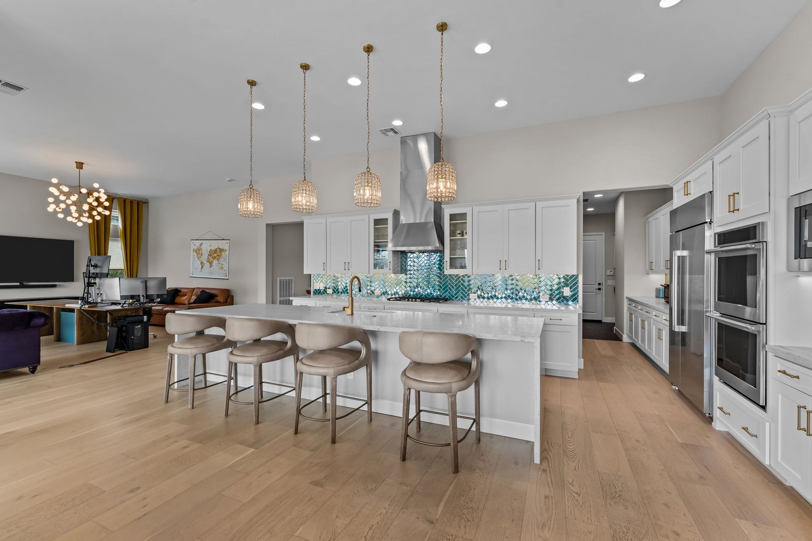 33-web-or-mls-DSC05882 3300 MAVERICK DRIVE