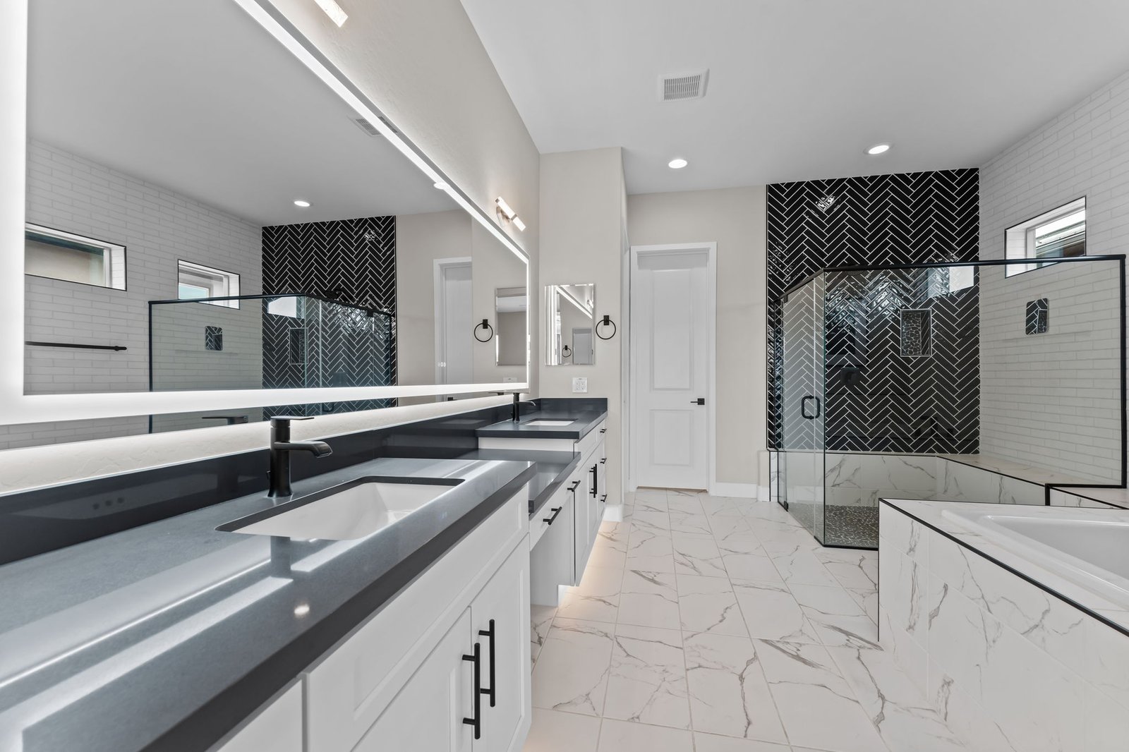 39-web-or-mls-DSC05907 3300 MAVERICK DRIVE