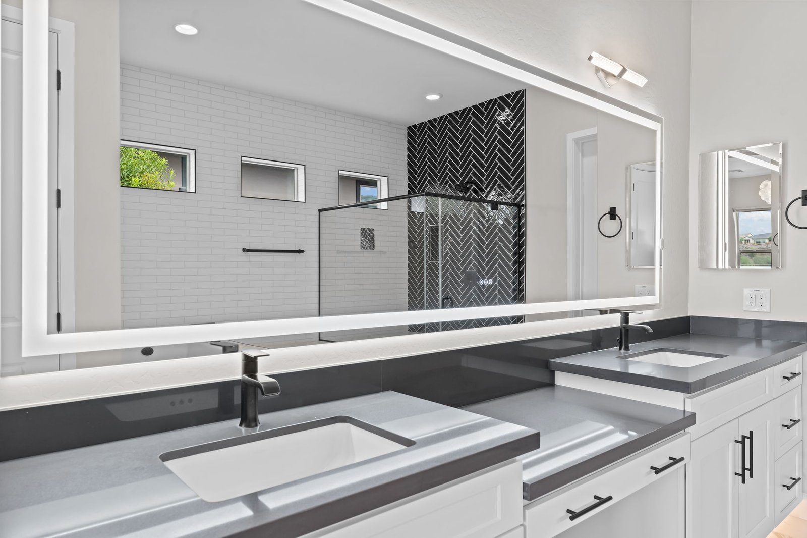 41-web-or-mls-DSC05917 3300 MAVERICK DRIVE