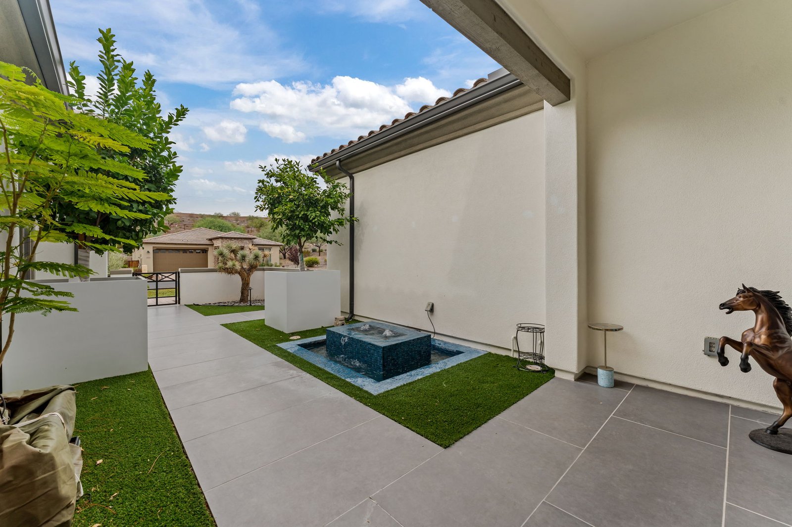 5-web-or-mls-DSC05752 3300 MAVERICK DRIVE