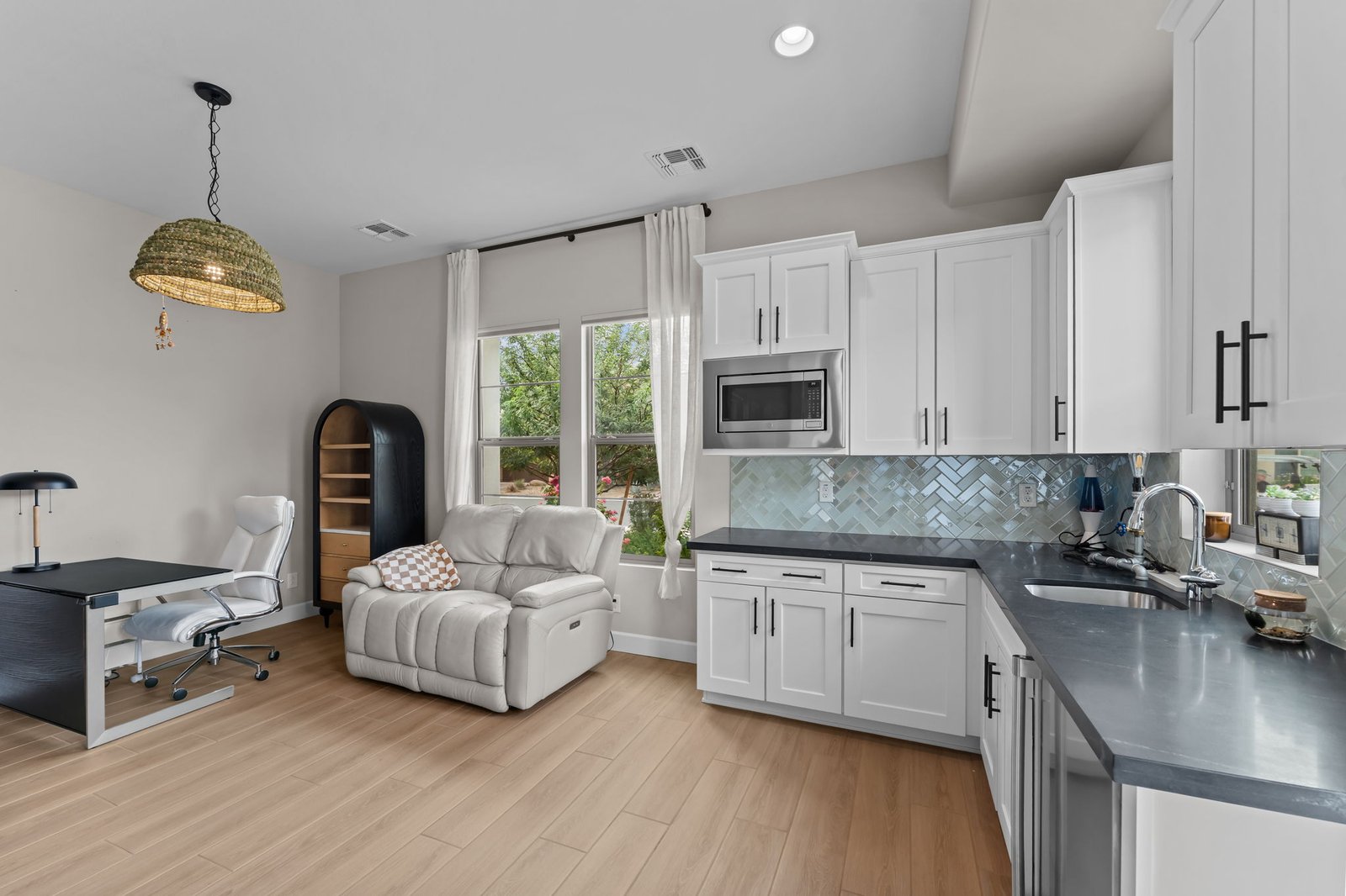51-web-or-mls-DSC05982 3300 MAVERICK DRIVE