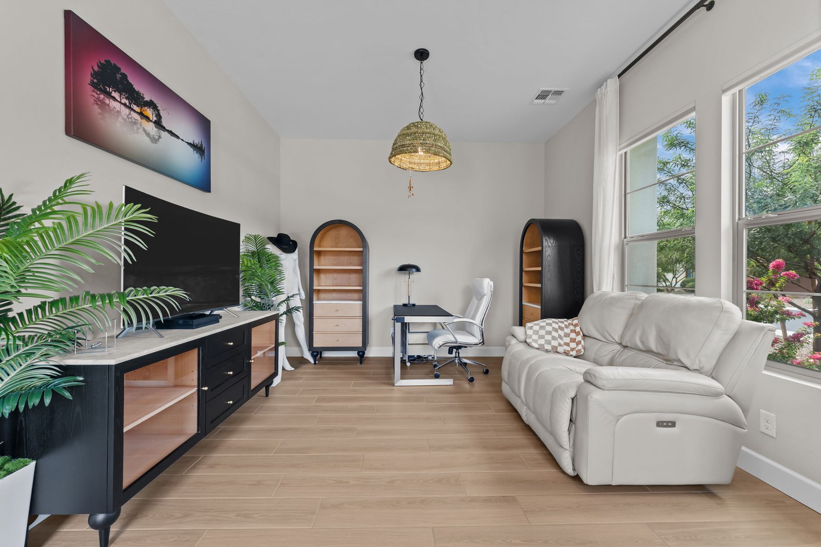 53-web-or-mls-DSC05992 3300 MAVERICK DRIVE