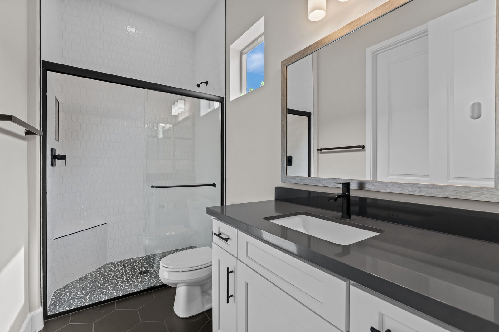 54-web-or-mls-DSC05997 3300 MAVERICK DRIVE