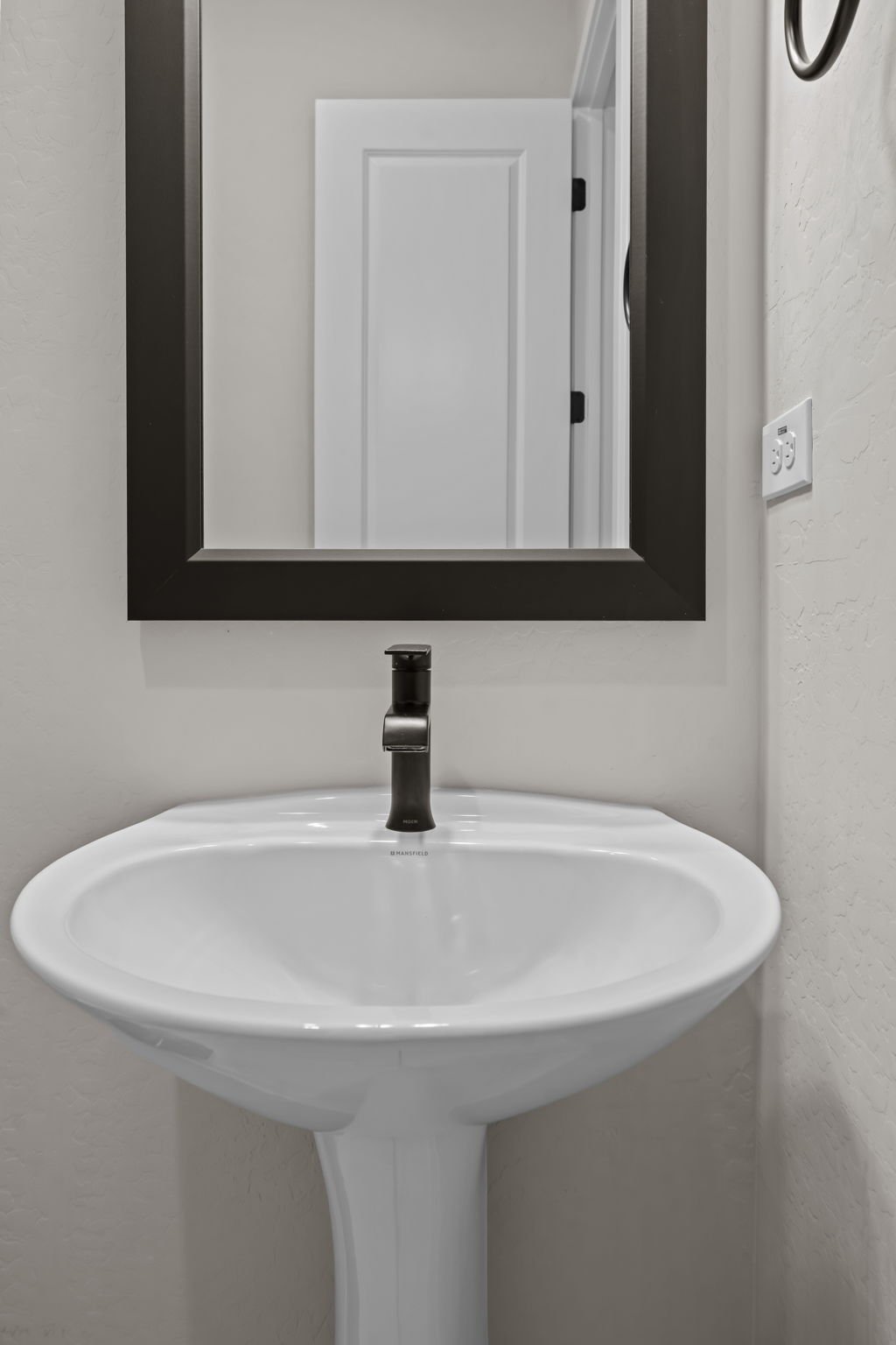 56-web-or-mls-DSC06007 3300 MAVERICK DRIVE