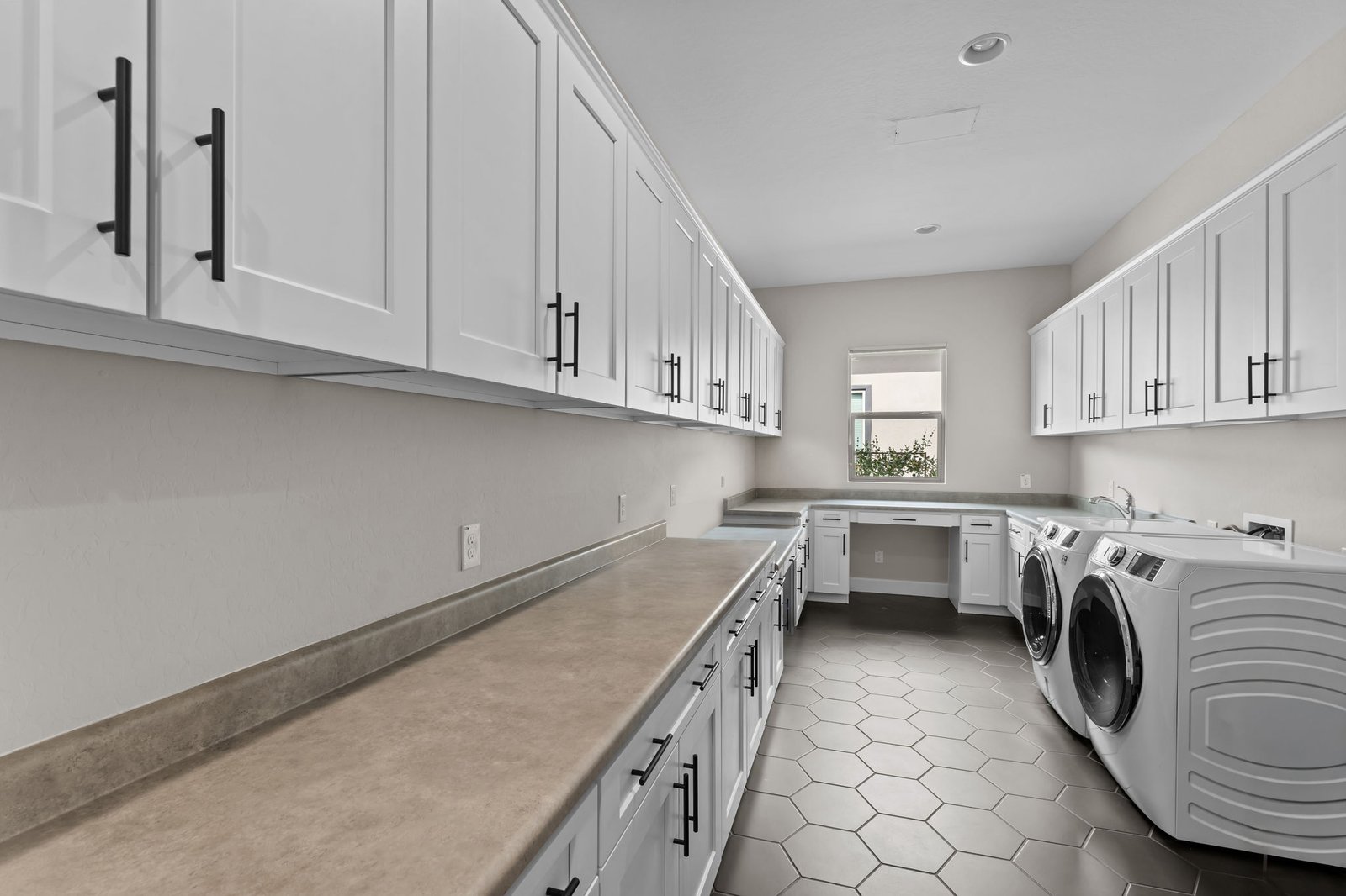 57-web-or-mls-DSC06017_1 3300 MAVERICK DRIVE