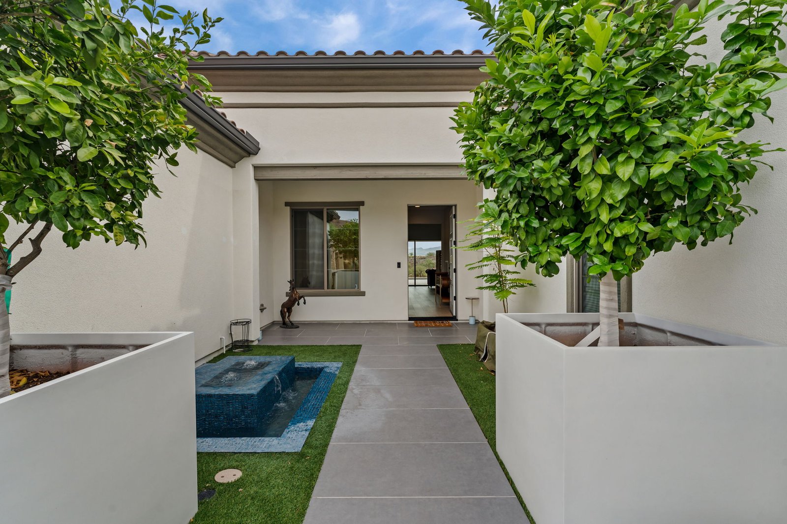 6-web-or-mls-DSC05757 3300 MAVERICK DRIVE