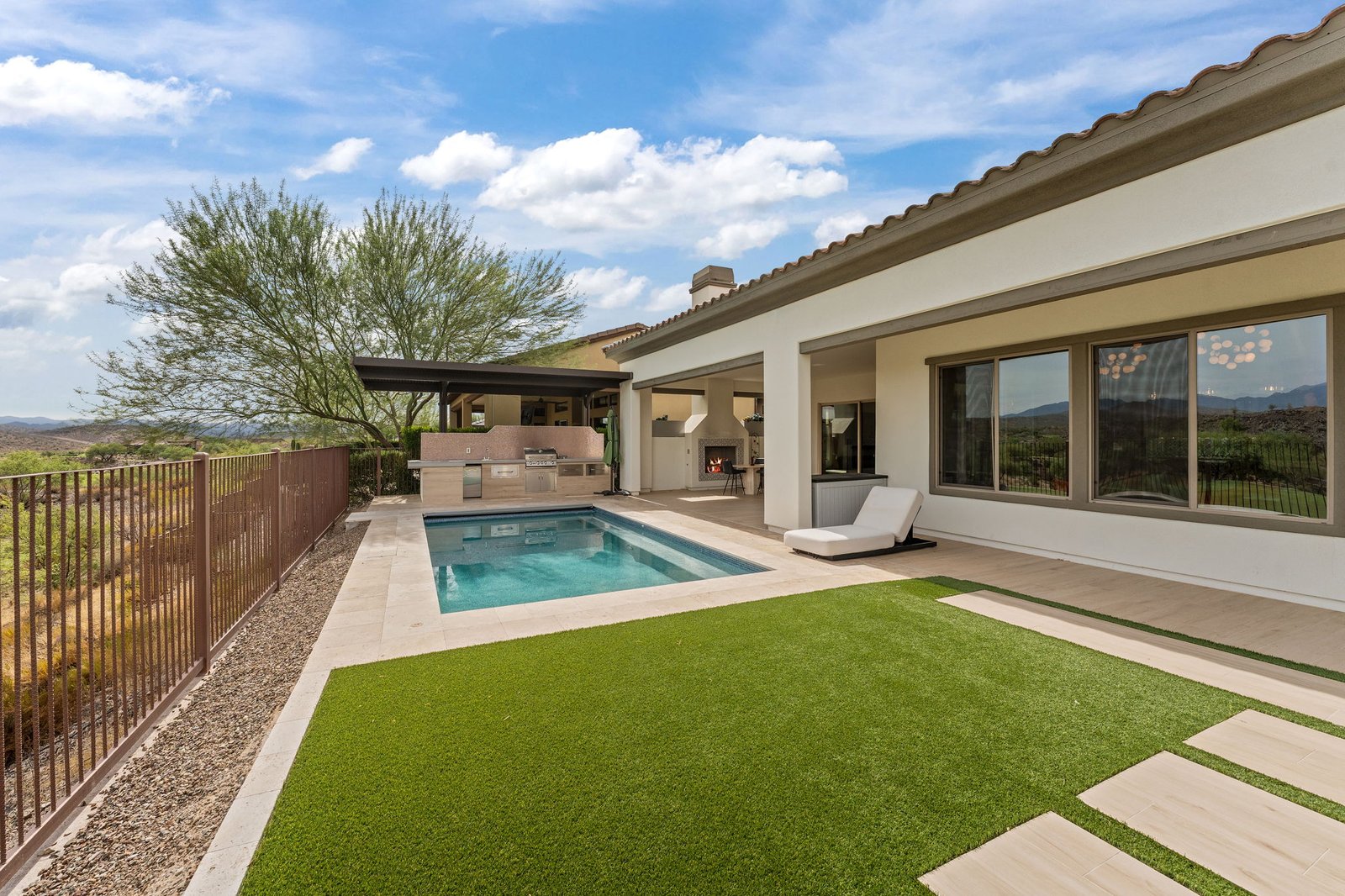 60-web-or-mls-DSC06030 3300 MAVERICK DRIVE
