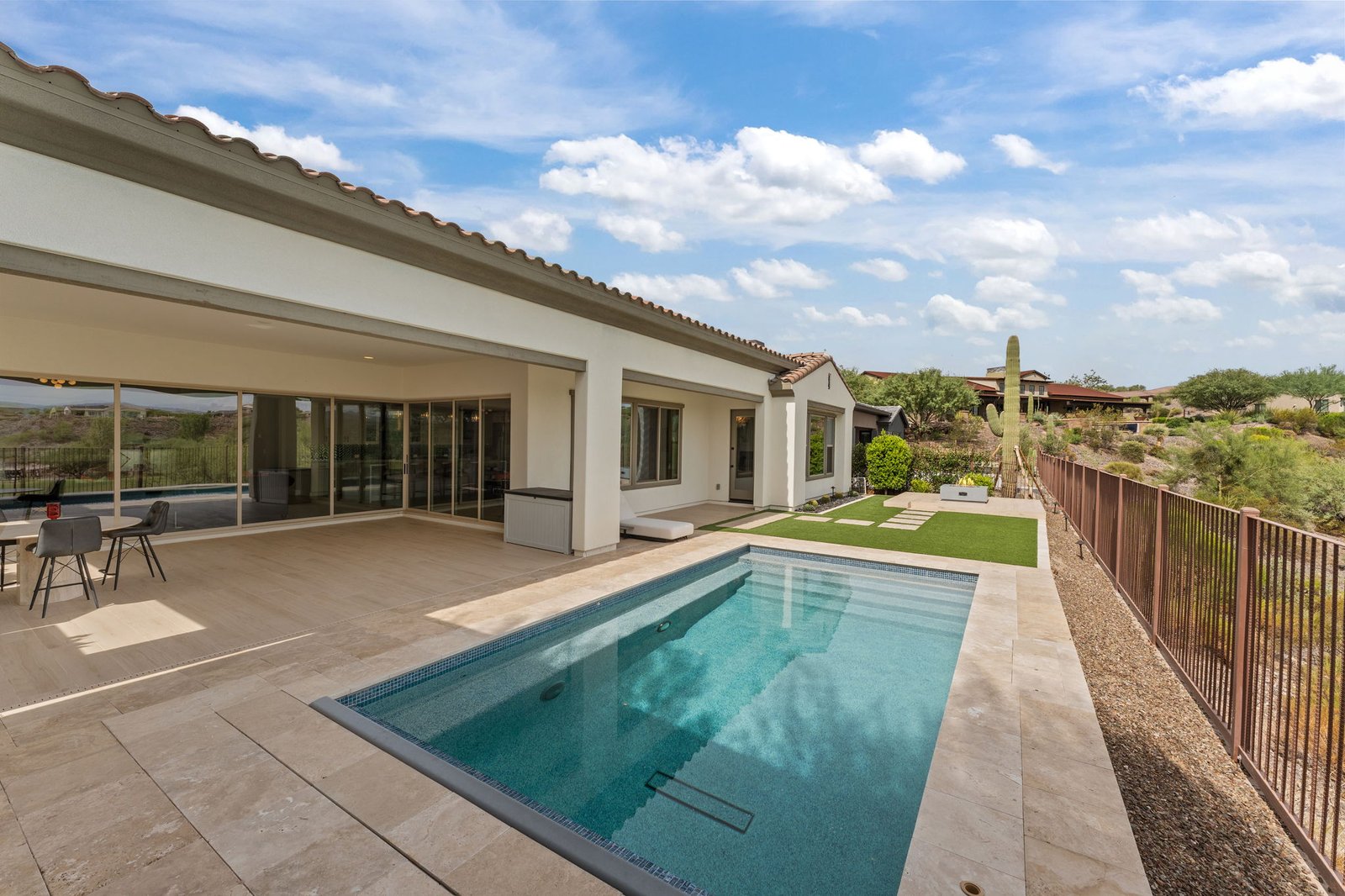 68-web-or-mls-DSC06070 3300 MAVERICK DRIVE