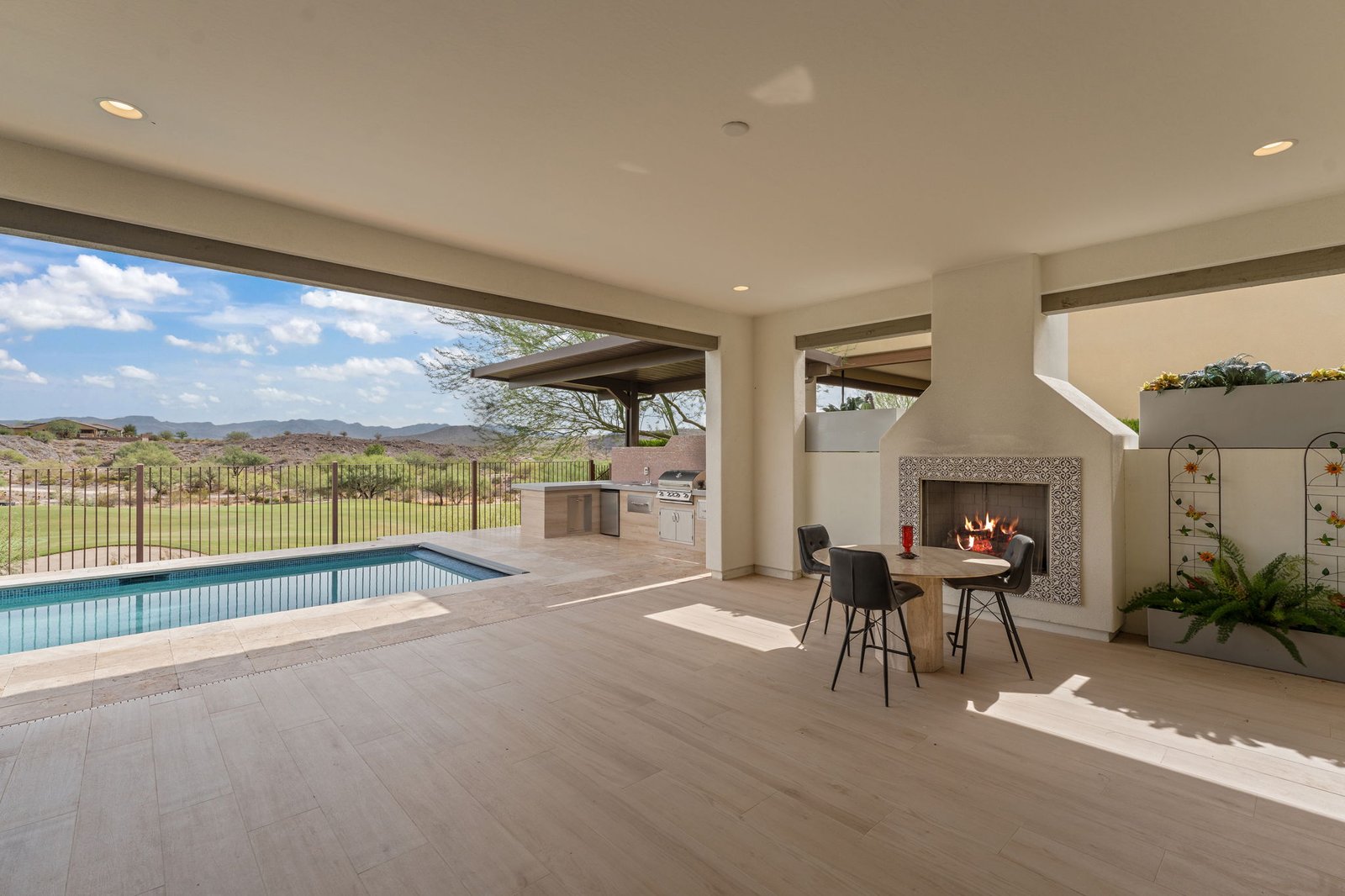 69-web-or-mls-DSC06075 3300 MAVERICK DRIVE